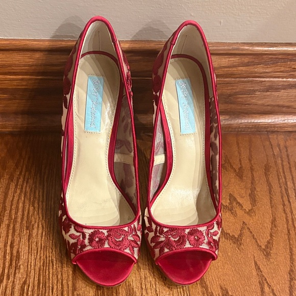 Betsey Johnson Adley Red Floral embroidered mesh Peep-Toe high Heels pumps 7 - Picture 4 of 16